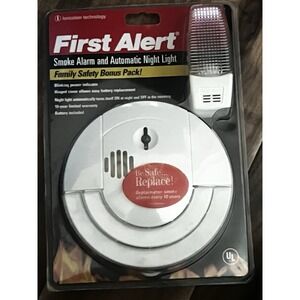 NEW First Alert Smoke Alarm and Automatic Night Light SA67400